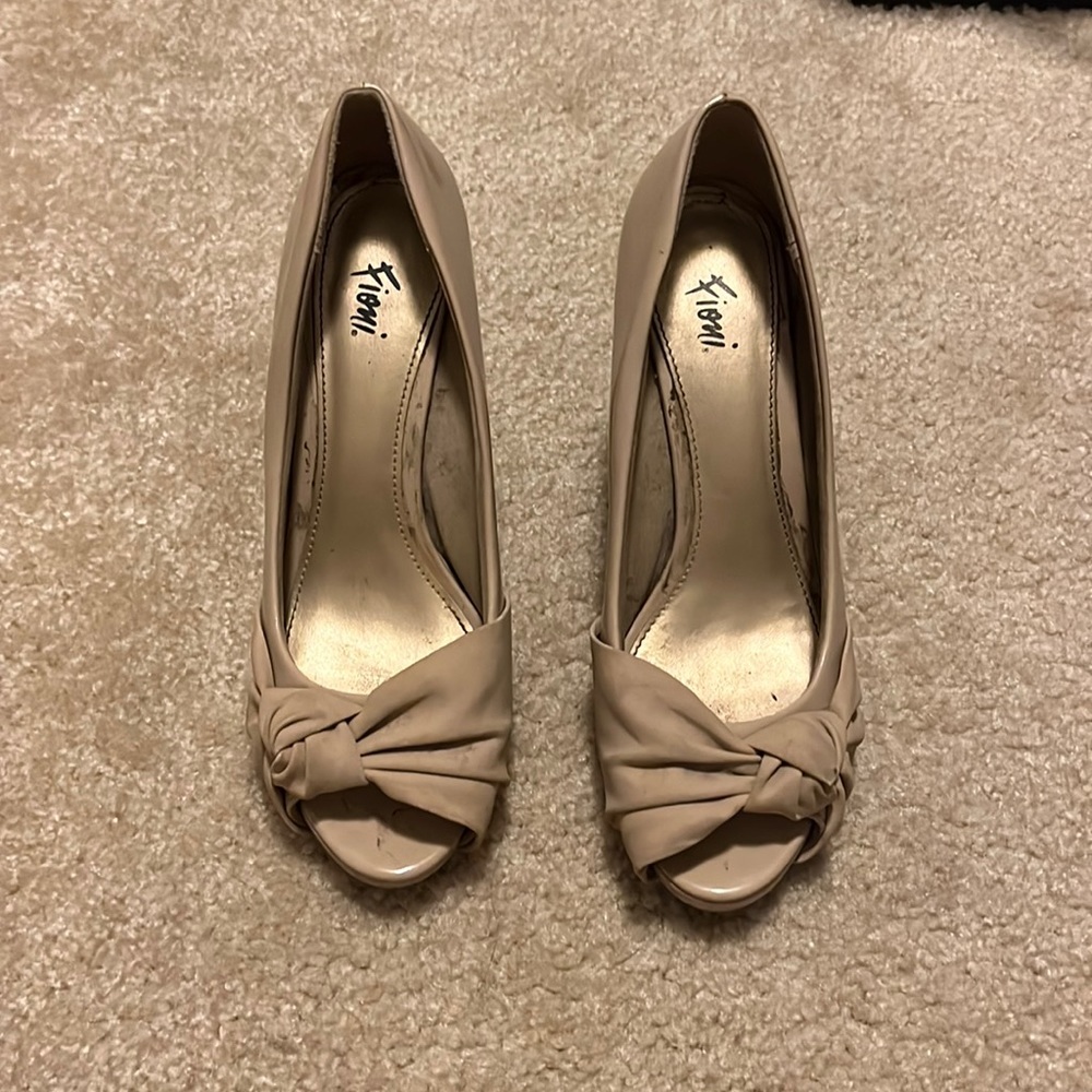 Nude knotted pumps